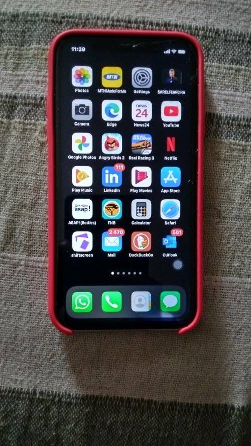 iPhone 11 - 256GB !! - screen damaged - fix 'n go (Worth R14699) a real beauty.