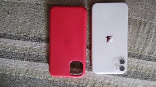 iPhone 11 - 256GB !! - screen damaged - fix 'n go (Worth R14699) a real beauty.