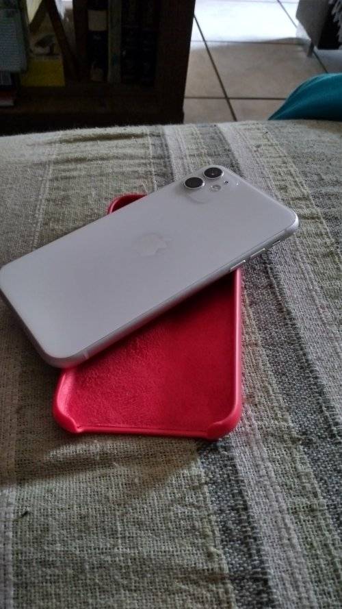 iPhone 11 - 256GB !! - screen damaged - fix 'n go (Worth R14699) a real beauty.