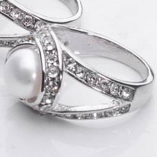 *FEMININE* 18K Gold Plated White Freshwater Pearl Ring