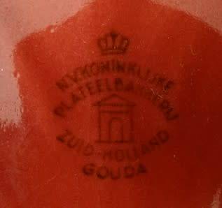 TWO VINTAGE LEAF SHAPED DUTCH PORCELAIN SNACKDISHES OR WALL ORNAMENTS - N.V. KONINKLIJKE ZUID-GOUDA