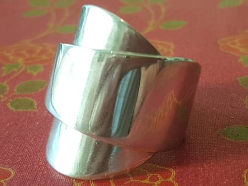 Stunning wrap around sterling silver ring.  12. 6 g . Marked 925