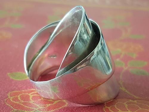 Stunning wrap around sterling silver ring.  12. 6 g . Marked 925