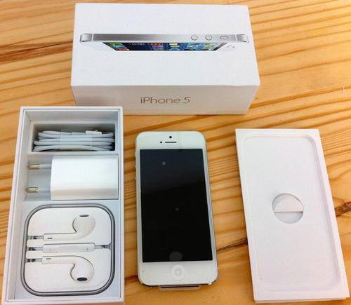 White Apple iPhone 5 with 64 GB in Cape Town!