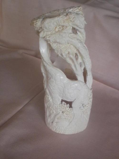 GIRAFFES CARVED OUT OF IVORY - STUNNING (VIEW PHOTOS)