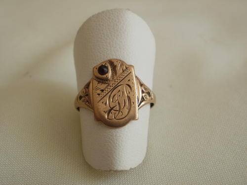 9CT GOLD RING WITH GARNET