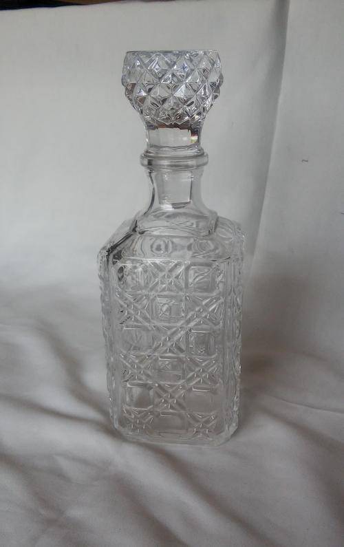 GLASS WHISKEY DECANTER