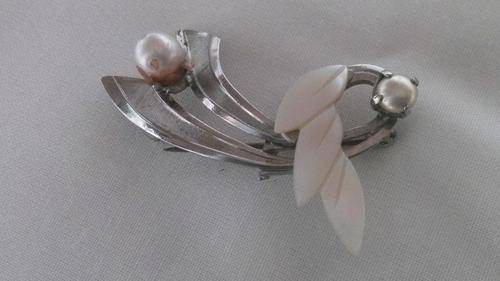 VINTAGE SILVER TONE BROOCH WITH MOP & FAUX PEARL'S