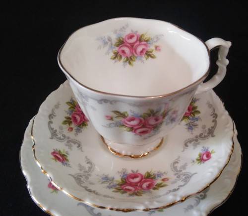 ROYAL ALBERT "TRANQUILLITY" TRIO (B)