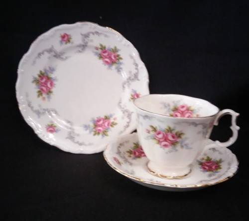 ROYAL ALBERT "TRANQUILLITY" TRIO (B)