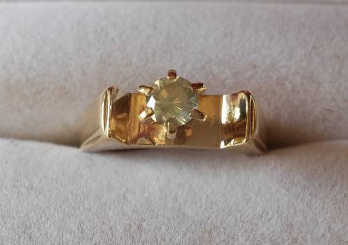 9CT GOLD &  DIAMOND RING