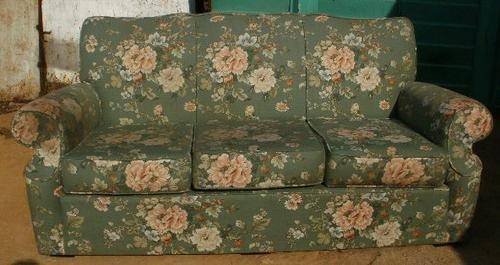 *****WEEKEND SPECIAL****STUNNING THREE SEATER COUCH