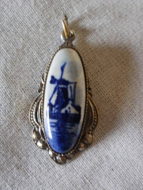 LOVELY PENDANT (COULD BE DELFT)