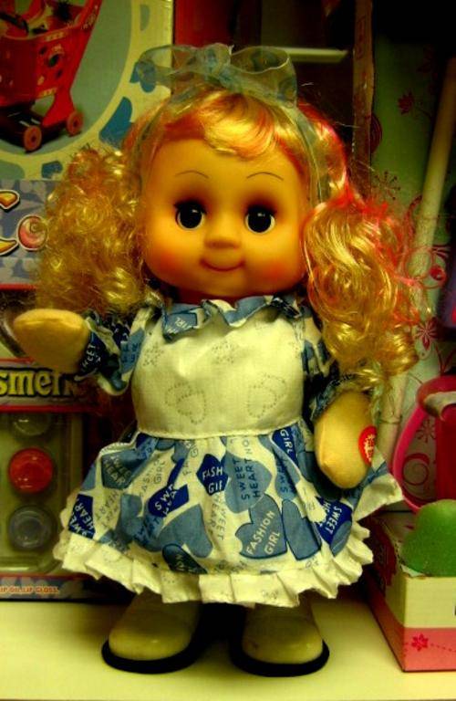 Gorgeous Dancing doll, press her hand to see her dance and walk!