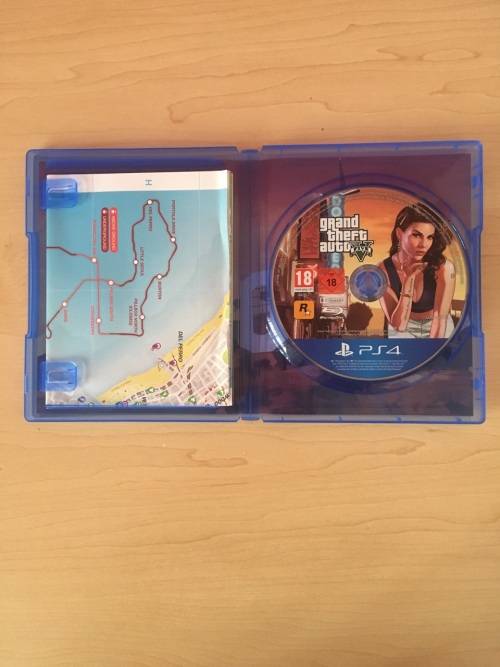 PS4 7 Games with white PS4 bluetooth headset