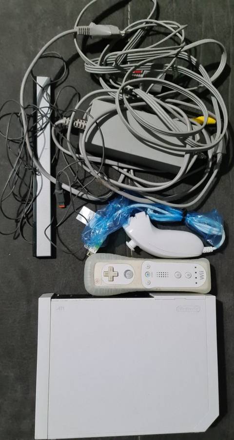 Nintendo Wii Complete. Tested, works 100 percent.