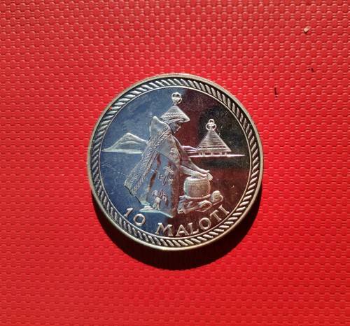 UNCIRCULATED 1976 LESOTHO STERLING SILVER 10 MALOTI COIN. WEIGHT: 25.18 GRAMS.