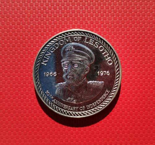 UNCIRCULATED 1976 LESOTHO STERLING SILVER 10 MALOTI COIN. WEIGHT: 25.18 GRAMS.
