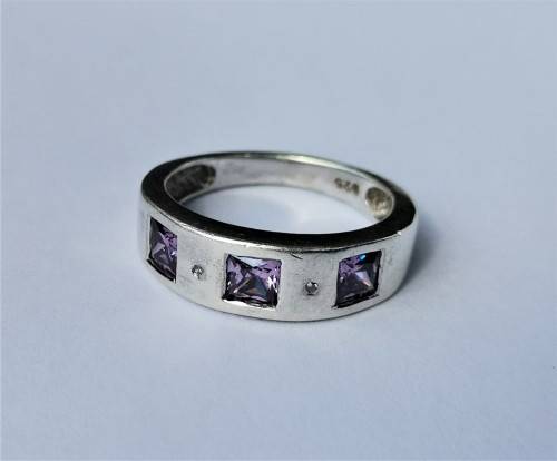 SILVER RING WITH 3 X PURPLE STONES. WEIGHT: 4.52 GRAMS.
