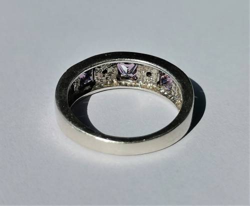 SILVER RING WITH 3 X PURPLE STONES. WEIGHT: 4.52 GRAMS.