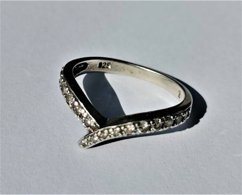 SMALL SILVER RING. WEIGHT: 2.12 GRAMS.