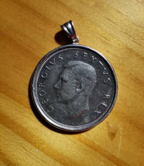 1948 SILVER CROWN IN SILVER SETTING (PENDANT). WEIGHT: 30.45 GRAMS.