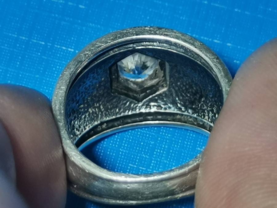 SILVER 925 RING. WEIGHT: 6.40 GRAMS.  INSIDE DIAMETER: 17MM+.