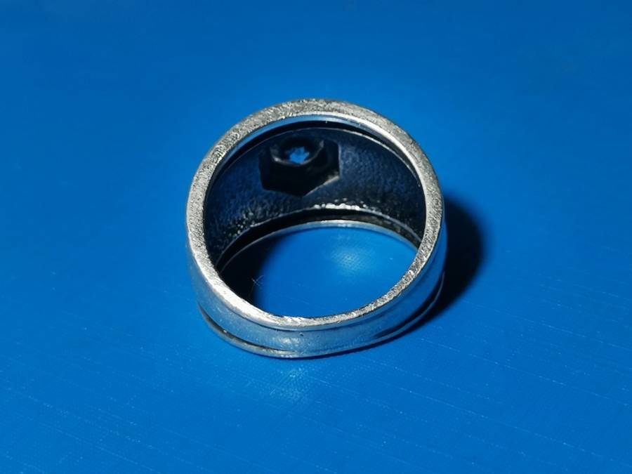 SILVER 925 RING. WEIGHT: 6.40 GRAMS.  INSIDE DIAMETER: 17MM+.
