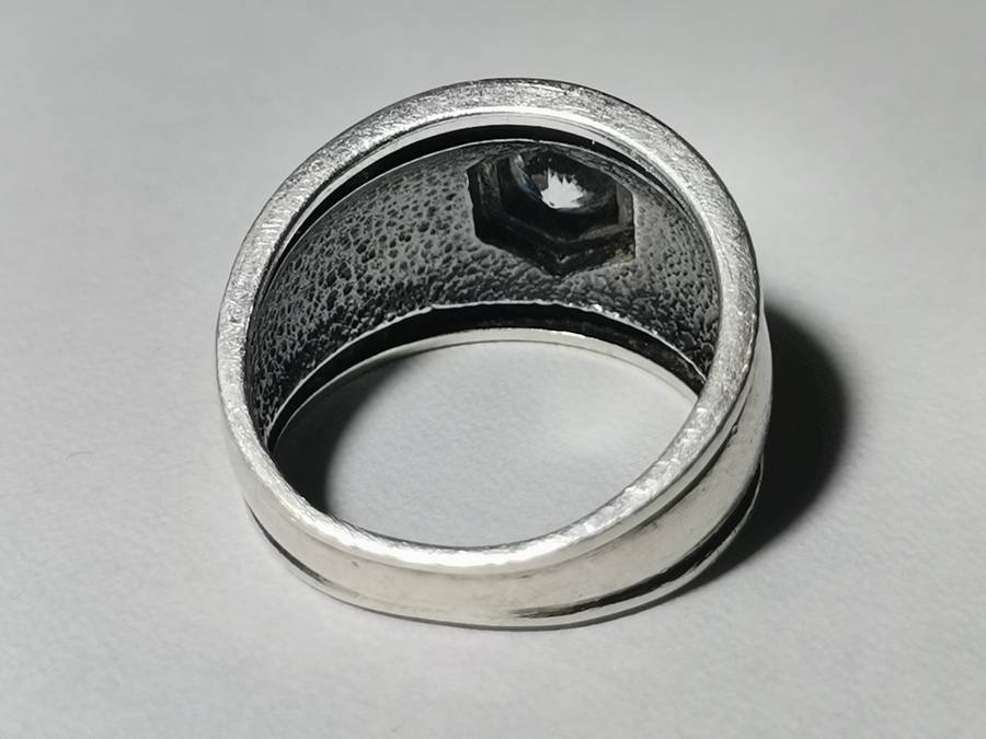 SILVER 925 RING. WEIGHT: 6.40 GRAMS.  INSIDE DIAMETER: 17MM+.