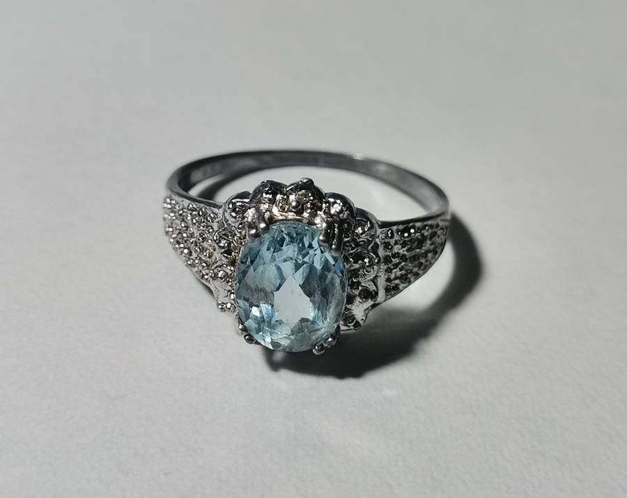 BEAUTIFUL SILVER 925 RING. LIGHT BLUE STONE. WEIGHT: 2.96 GRAMS.  INSIDE DIAMETER: 18MM.