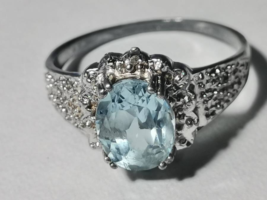 BEAUTIFUL SILVER 925 RING. LIGHT BLUE STONE. WEIGHT: 2.96 GRAMS.  INSIDE DIAMETER: 18MM.