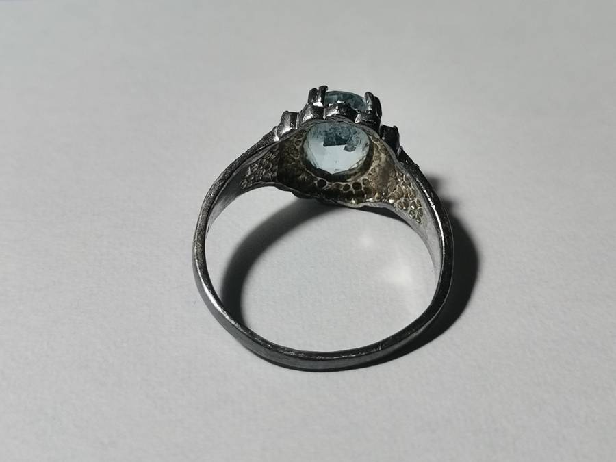 BEAUTIFUL SILVER 925 RING. LIGHT BLUE STONE. WEIGHT: 2.96 GRAMS.  INSIDE DIAMETER: 18MM.