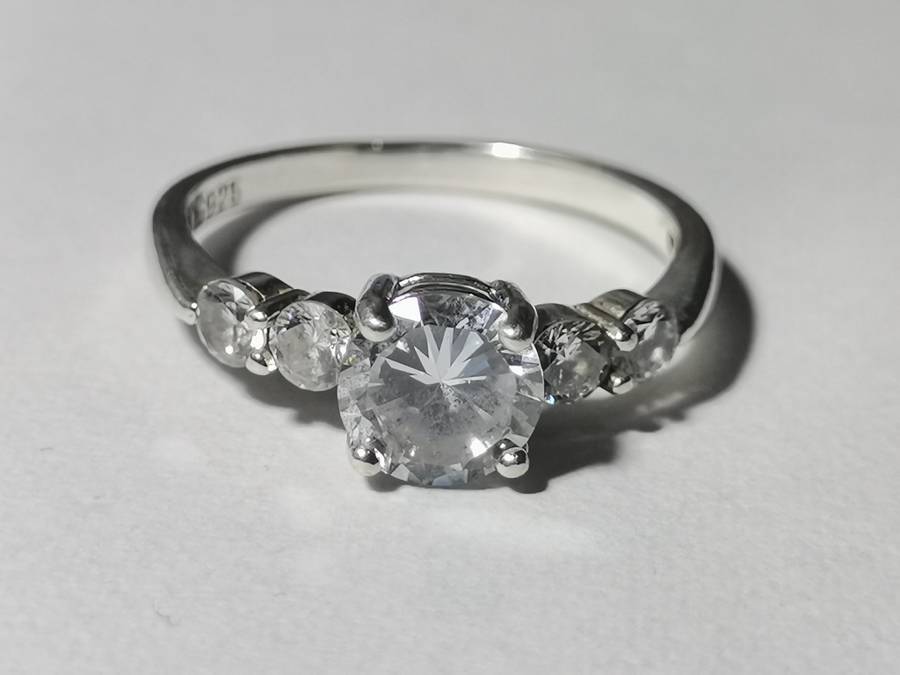 DAINTY SILVER 925 RING. WEIGHT: 2.25 GRAMS.  INSIDE DIAMETER: 17MM.