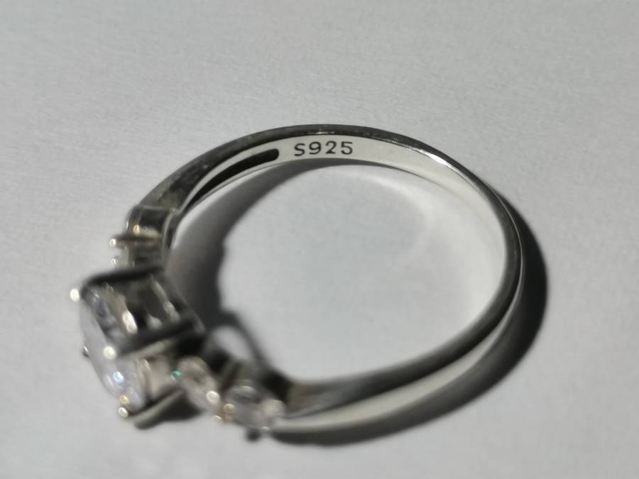 DAINTY SILVER 925 RING. WEIGHT: 2.25 GRAMS.  INSIDE DIAMETER: 17MM.
