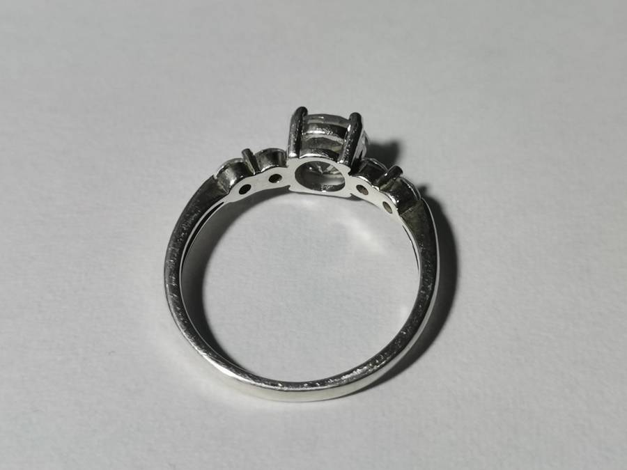 DAINTY SILVER 925 RING. WEIGHT: 2.25 GRAMS.  INSIDE DIAMETER: 17MM.