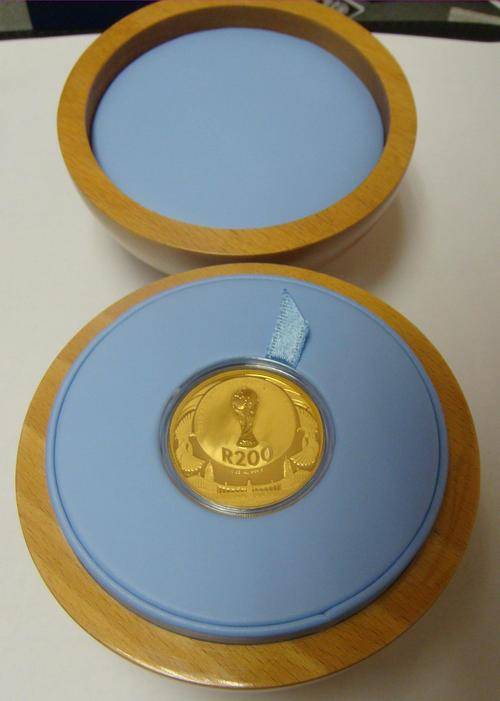 *** RARE RARE RARE *** FIFA 2010 R200 1oz 24k gold coin