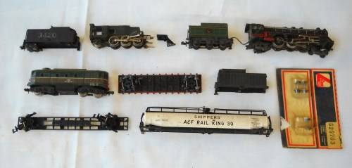 10 PIECES N GUAGE MODEL TRAIN ROLLING STOCK-INCLUDING 2 X ENGINES-FOR SPARES