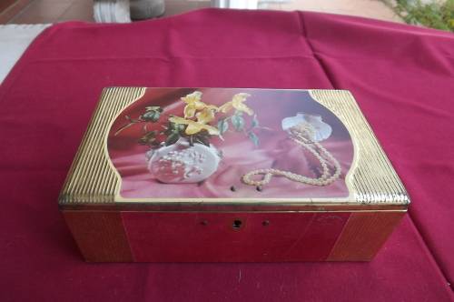 Pretty vintage chocolate tin.Lockable.Size 21.5 cm x 12.5cm. Good condition