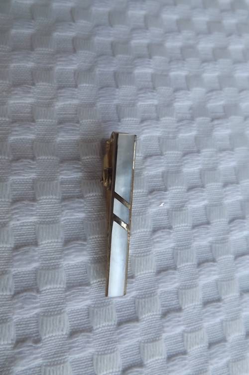 Handsome mother of Pearl tie clip.Suitable to wear with modern narrow ties.Length 3.75cm.As new