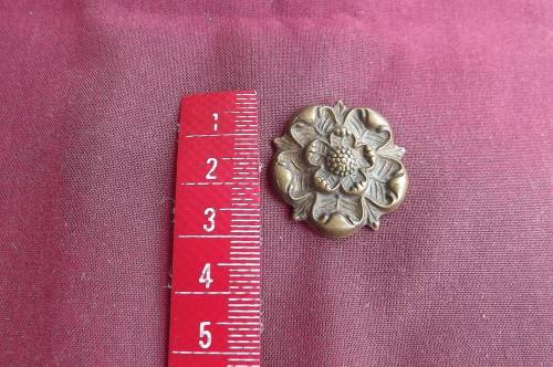 WW1 British York + Lancaster Regiment Brass Rose Collar badge