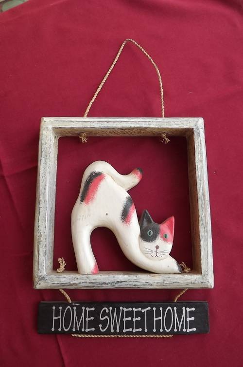 Wooden wallhanger with cat in wooden frame and "HOME SWEET HOME plate.Frame 20 x 20cm.Good condition