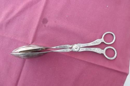 Silver plated salad server tong in good condition