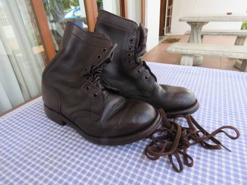 Pair of SADF genuine leather brown boots in size 6.Army size 247 by DWS.Good condition