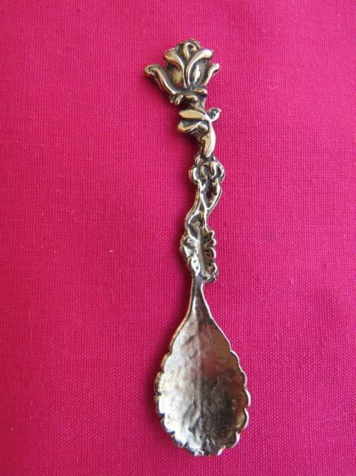 Tiny gilded spoon with rose handle.Length 7 cm.As new.