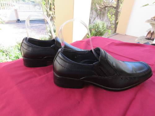 Pair of mens black smart shoes by 'HUAJI' in size 39/5.Long fronts.Slip in shoes.New cond.