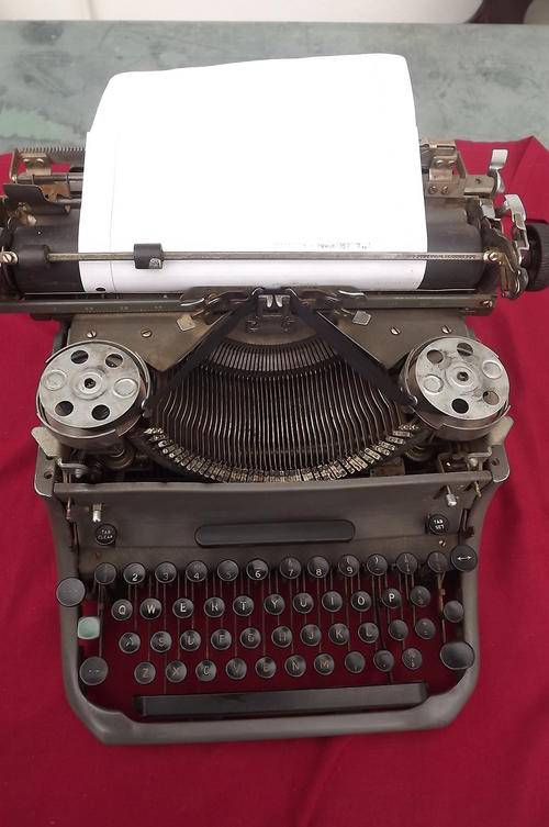 Antique Type writer - still working well - need good servi