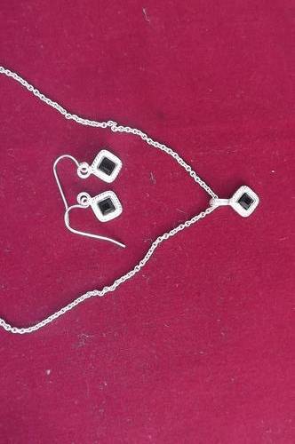 Lovely set of Chain with pendant and earrings
