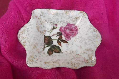 Small Porcelain dish with gilding and a pretty pink rose - 9.5 x 13.5cm