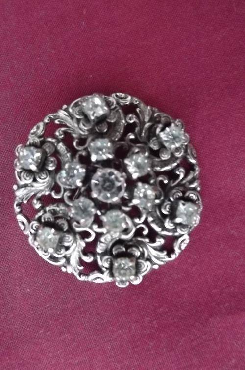 Vintage Round Brooch - good condition - 3.75cm diameter