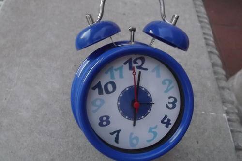 Blue Plastic Working Clock - as is - 9.5cm diameter
